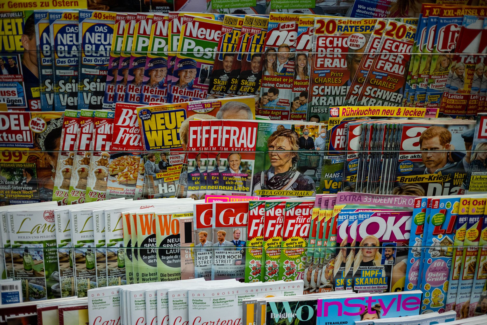 Scaffali di giornali e riviste colorate